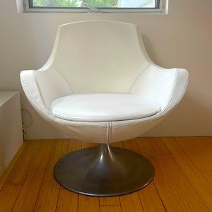 CORINTO ITALIAN SWIVEL chair ..white with chrome base ..very modern and comfy .